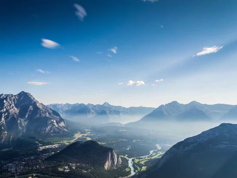 Cámara mirrorless con lente prime — equipo fotográfico profesional viaje