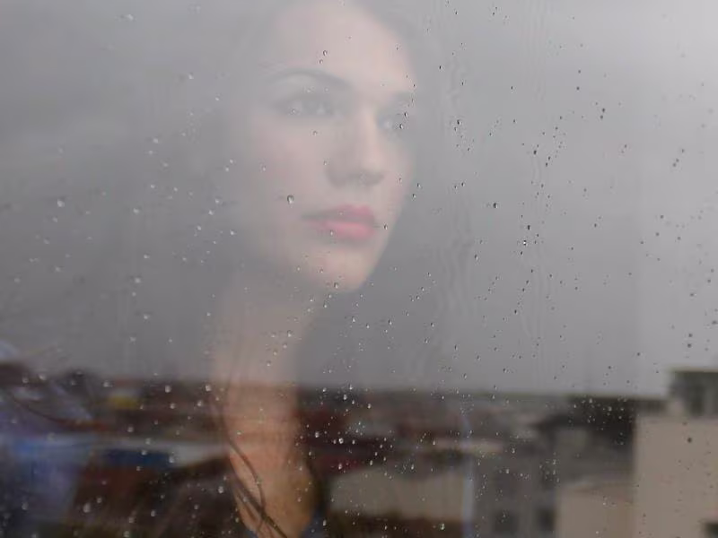 Detalle técnico RC off-road — suspensión en terreno accidentado