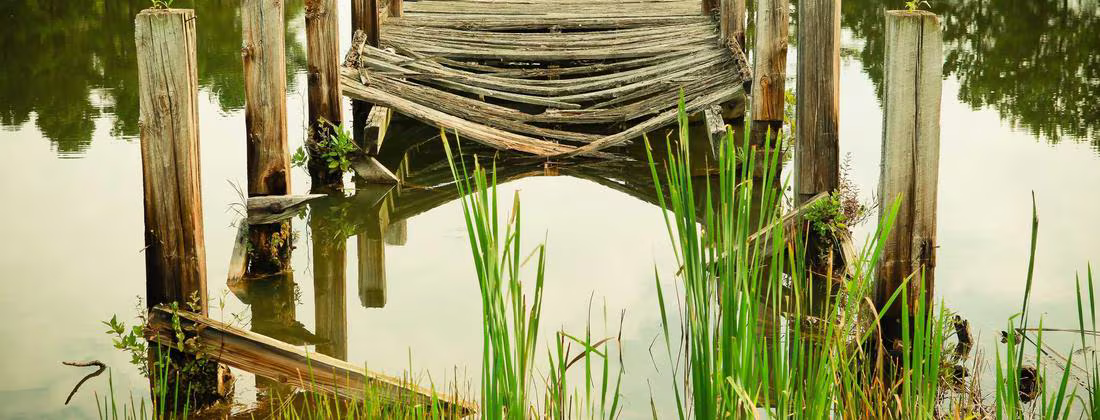 Turbo Racing C10 en drift — llantas traseras en sobreviraje controlado